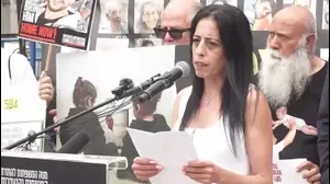 עינב צנגאוקר בהצהרת משפחות החטופים לקראת חזרתו של עידן אלכסנדר. כיכר החטופים, 12 במאי 2025