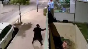 חרדי מתגרה בכלב בערד