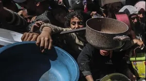 ילדים בתור לחלוקת מזון בנוסייראת, עזה, 12 במאי 2025