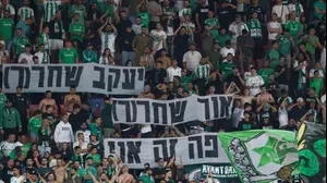 אוהדי מכבי חיפה במחאה נגד נשיא המועדון, יעקב שחר