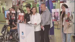 משפחתו של עידן אלכסנדר במתחם בבית החולים איכילוב