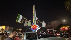 המונים שיצאו לרחובות דמשק על מנת לחגוג את הסרת הסנקציות לאחר הצהרתו של הנשיא טראמפ

13 במאי 2025