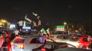 המונים שיצאו לרחובות דמשק על מנת לחגוג את הסרת הסנקציות לאחר הצהרתו של הנשיא טראמפ

13 במאי 2025