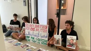 מפגינים באוניברסיטת בן גוריון נגד המשך המלחמה