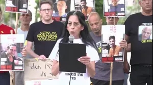 עינב צנגאוקר אימו של החטוף מתן צנגאוקר בהצהרת משפחות החטופים, שער בגין, 17 במאי 2025