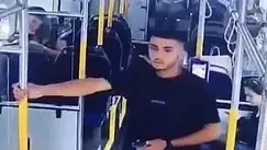 מטריד: יורק על קצינה באוטובוס