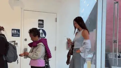 האם זו אישה עם טלפון שקוף?