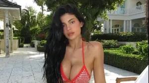 קיילי ג'נר לובשת ביקיני של שאנל