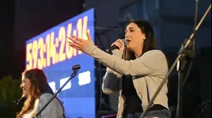 יובל רפאל שרה יחד עם קרן פלס, כיכר החטופים, תל אביב, 22 במאי 2025