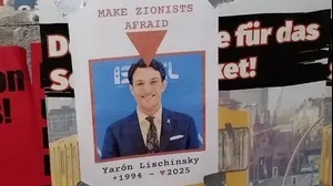 כרזה אנטישמית באוניברסיטת ברלין עם תמונתו של ירון לשינסקי, שנרצח בוושינגטון, 23 במאי 2025