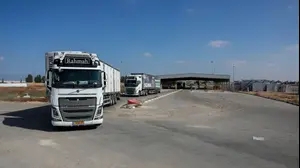 משאיות סיוע הומניטרי בכרם שלום לפני הכניסה לעזה. 24.05.2025