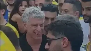 צפו: מיטש גולדהאר בין אוהדי מכבי תל אביב לפני המשחק נגד בית"ר ירושלים