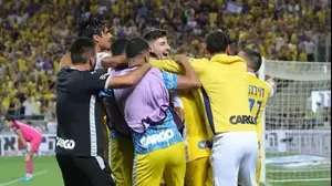 שחקני מכבי תל אביב חוגגים
