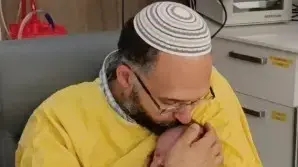 התינוק רביד חיים גז עם אביו חננאל
