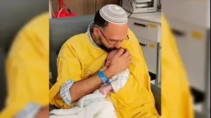 התינוק רביד חיים גז עם אביו חננאל