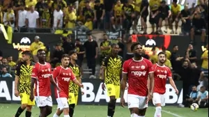 שחקני הפועל באר שבע לצד שחקני בית"ר ירושלים בירידה מהדשא בעקבות האזעקות בגמר גביע המדינה 2025
