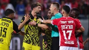 אורי דהן, בית"ר ירושלים לצד יגאל פריד, שופט כדורגל