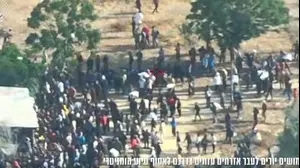 תיעוד רחפן חושף: חמושים בעזה יורים לעבר אזרחים עזתים בדרכם לאסוף סיוע הומניטרי