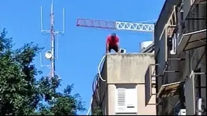 החשוד ברצח בת זוגו מתבצר על גג הבניין בבת ים