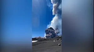 הר הגעש אתנה באיטליה התפרץ בעוצמה: תיירים נמלטו על נפשם