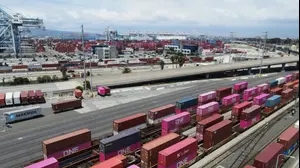 מכולות משא עומדות על מסילות רכבת בנמל לונג ביץ', קליפורניה