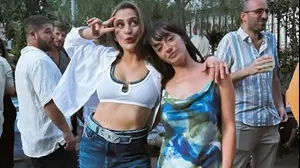 השחקנית גל מלכה לובשת דיזל, לצידה עינת הולנד בשמלה של דה רוקוקו