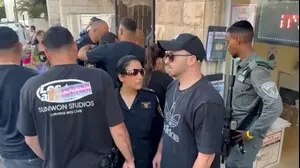 עימותים במצעד הגאווה בירושלים: המשטרה עיכבה משתתפת שהפגינה נגד המלחמה בעזה