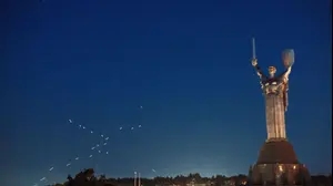מערכות הגנה אווירית פועלות בשמי קייב במהלך מתקפה של רוסיה על בירת אוקראינה, 6 ביוני 2025