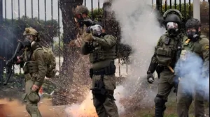 עימותים בין סוכנים למפגינים נגד גירוש מהגרים בעיר לוס אנג'לס, ארה"ב, 7 ביוני 2025
