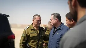 שר הביטחון ישראל כ"ץ, הרמטכ"ל, רב-אלוף אייל זמיר, ומפקד חיל האוויר, אלוף תומר בר, ביקרו  בבסיס חיל האוויר, נבטים, 10 ביוני 2025