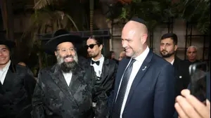 אמיר אוחנה בחתונת בתו של הרב נתנאל שריקי