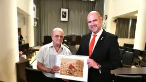 שבח אהרון, נער השליחויות הראשון של הכנסת