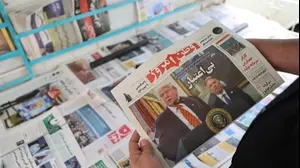 אדם מחזיק עיתון עם תמונה של טראמפ וויטקוף בטהראן, איראן, 11 במאי 2025