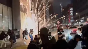 מהומות מחוץ לחנות אפל בלוס אנג'לס