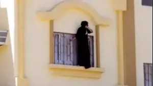 אישה מנסה לברוח ממרכז ל"שיקום" נשים בערב הסעודית, 2025