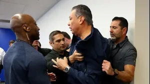 הסנאטור הדמוקרטי אלכס פאדייה מוצא בכוח ממסיבת עיתונאים של השרה לביטחון המולדת בלוס אנג'לס, 12 ביוני 2025