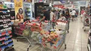 קונים בסופר לאחר תקיפת ישראל באיראן, סניף רמי לוי פתח תקווה, 13 ביוני 2025