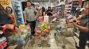 קונים בסופר לאחר תקיפת ישראל באיראן, סניף רמי לוי פתח תקווה, 13 ביוני 2025