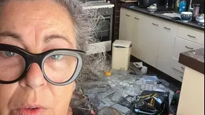 השחקנית שרה (שרית) וינו-אלעד, בביתה ברמת גן, למחרת נחיתת טיל ששוגר מאיראן כ-60 מטרים מביתה שגרם לניפוץ כל הזכוכיות, לשברים ולנזק רב בבית, 14 ביוני 2025