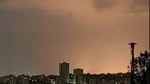 עשן מיתמר בזירת נפילת טילים ששוגרו מאיראן, 16 ביוני 2025