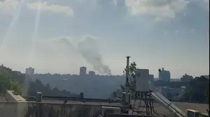 עשן מיתמר בזירת נפילת טילים ששוגרו מאיראן, 16 ביוני 2025