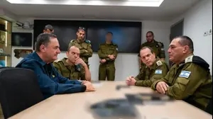 שר הביטחון ישראל כ"ץ קיים הערכת מצב עם הרמטכ"ל, רב-אלוף אייל זמיר, מנכ"ל משרד הביטחון, אלוף (מיל') אמיר ברעם, ראש אמ"ץ, אלוף עודד בסיוק, ראש אמ"ן, אלוף שלומי בינדר, ראש אג"ת, אלוף אייל הראל, מפקד פקע"ר, אלוף רפי מילוא, נציגי חיל האוויר, מוסד ושב"כ, 17 ביוני 2025