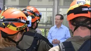 נשיא המדינה יצחק הרצוג נפגש עם לוחמות ולוחמי גדוד רם של חטיבת החילוץ בפיקוד העורף, 17 ביוני 2025