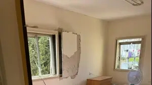 הנזק שנגרם לדירתם של רותי ויוסי אגמון מפגיעת טיל איראני, תושבי פ"ת