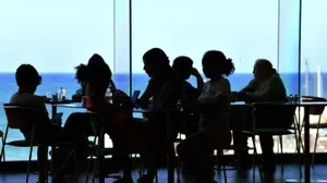 מפונים מזירת נפילת טיל איראני בבת ים, קראון פלאזה, 18 ביוני 2025