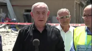 ראש הממשלה בנימין נתניהו בזירת הרס בסורוקה. 19 ביוני 2025