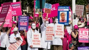 LONDON, UNITED KINGDOM - JUNE 20, 2025: Pro and anti-assisted dying campaigners gather outside Houses of Parliament to demonstrate their support and opposition as Terminally Ill Adults (End of Life) Bill reaches Third Reading debate and a critical vote on the Bill as a whole in the House of Commons in London, United Kingdom on June 20, 2025. (Photo by WIktor Szymanowicz/NurPhoto)NO USE FRANCE