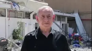 ראש הממשלה בנימין נתניהו בזירת הרס בסורוקה. 19 ביוני 2025