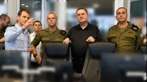 שר הביטחון ישראל כ"ץ ביחד עם הרמטכ"ל אייל זמיר ומפקדי צה"ל צופים בבור אגף המבצעים בתקיפות חיל האוויר נגד מטרות משטר בטהרן, איראן, 23 ביוני 2025