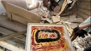 מה שנותר מביתו של הצייר והפסל ציבי גבע בתל אביב, לאחר פגיעת טיל ששוגר מאיראן ב-22 ביוני 2025. במרכז התמנוה ציור של הצייר משה גרשוני ששרד את התופת